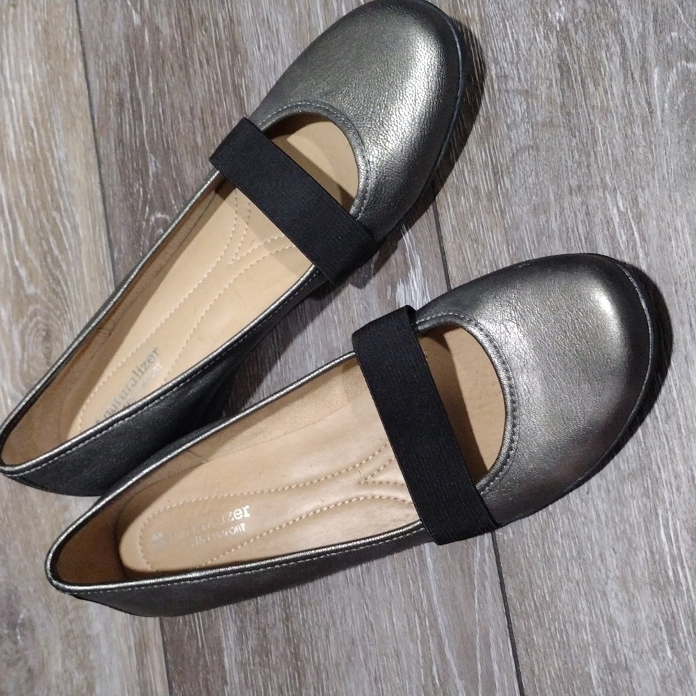 Naturalizer womens silver leather flats. Mint condition. Size 11